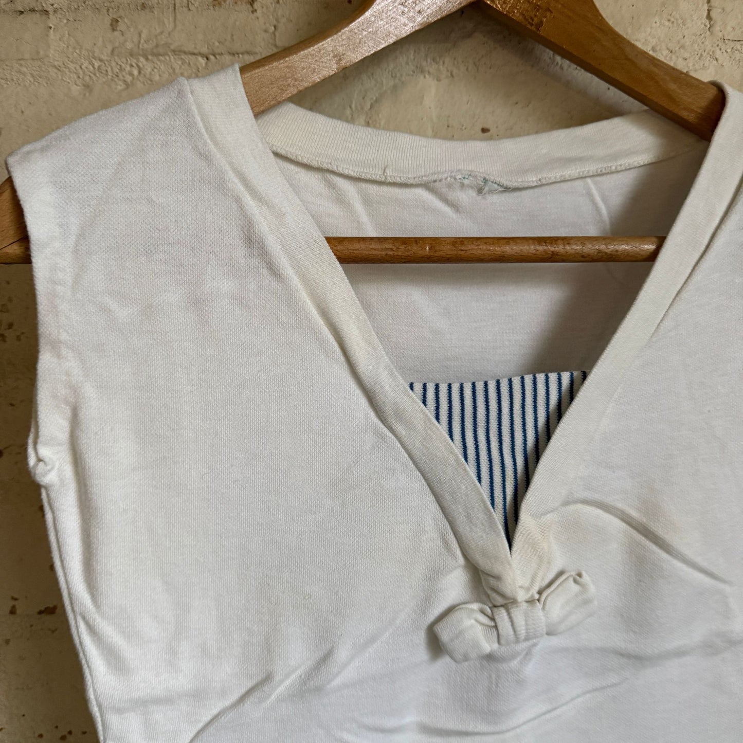 1980s White V-neck British T-shirt blouse