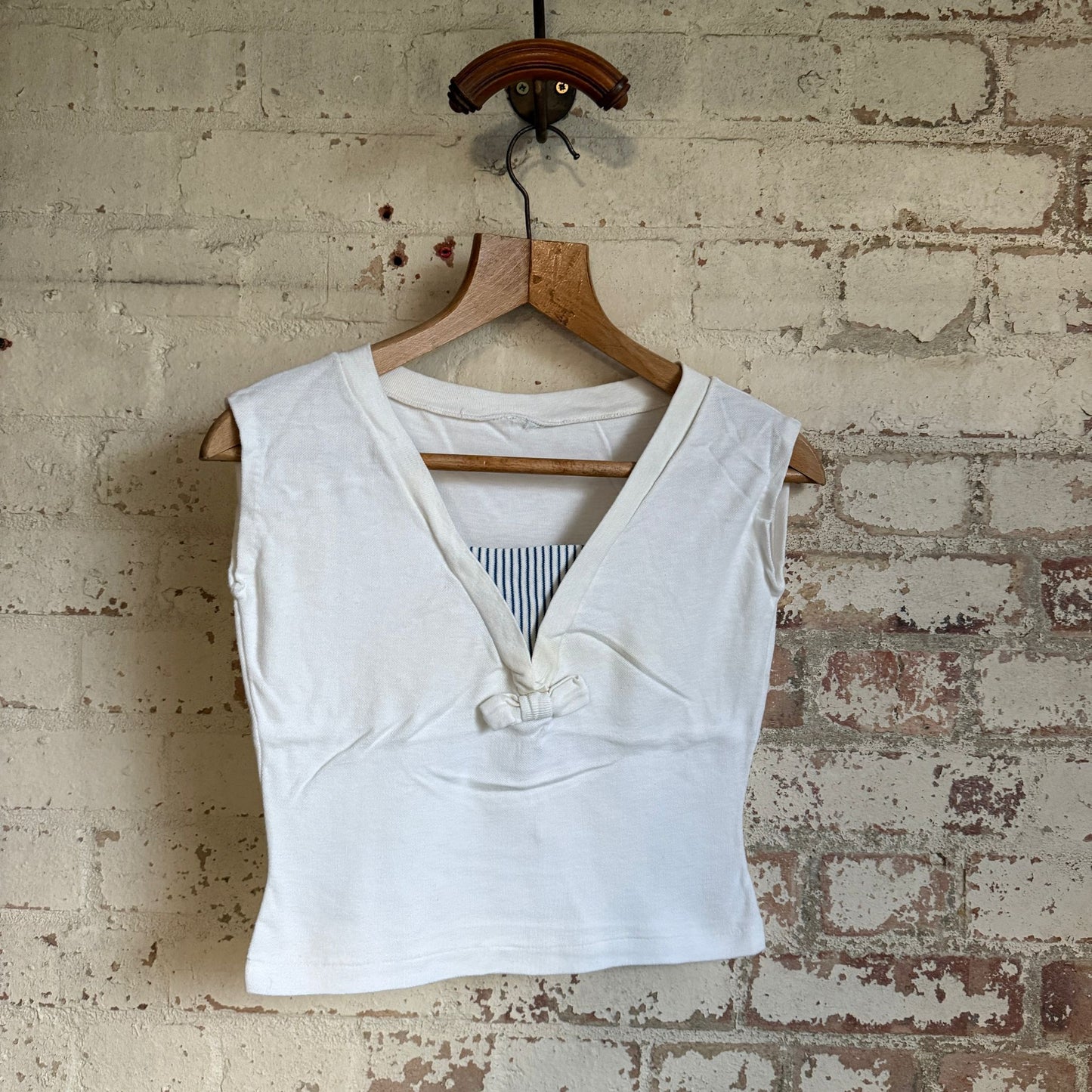 1980s White V-neck British T-shirt blouse